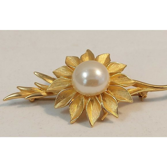 Vintage Ambras Fine Jewelry Co Large Faux Pearl Gold Tone Flower Pin Brooch - Picture 4 of 10